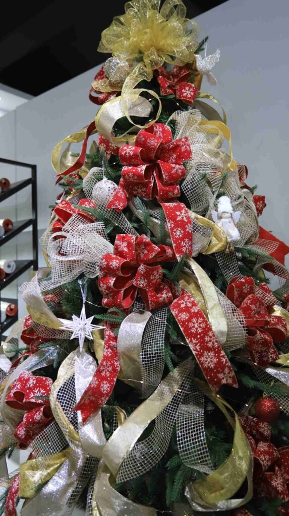 Escolha entre elegantes guirlandas de contas ou guirlandas de fitas texturizadas em cores tradicionais de Natal para maior profundidade e riqueza.