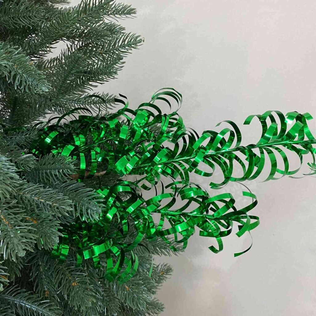 Uma versão moderna da decoração de Natal, os galhos emplumados são macios, luxuosos e únicos.