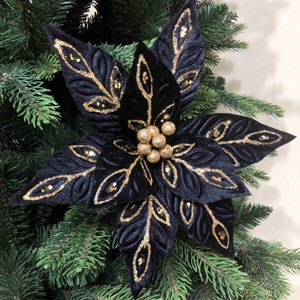 Черные цветы пуансеттии на рождественскую елку