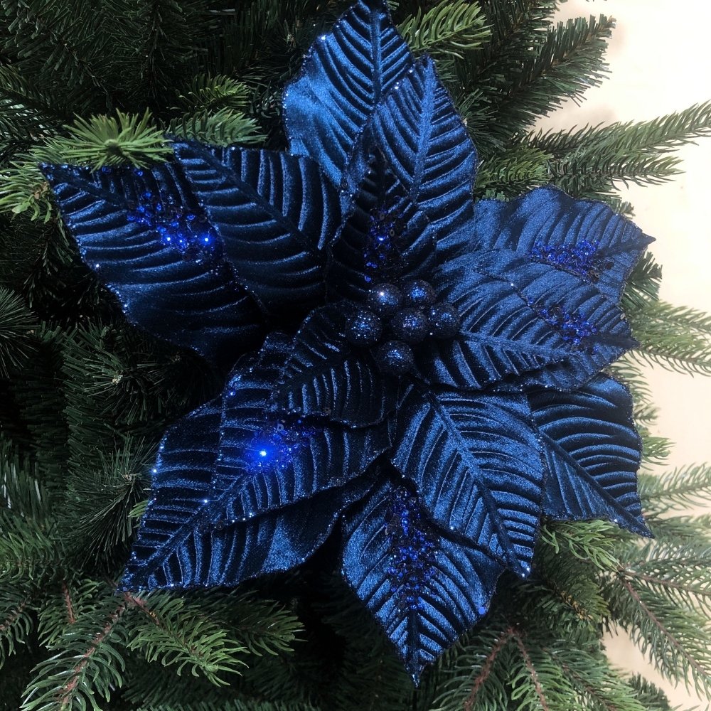 Темно-синие цветы на рождественскую елку