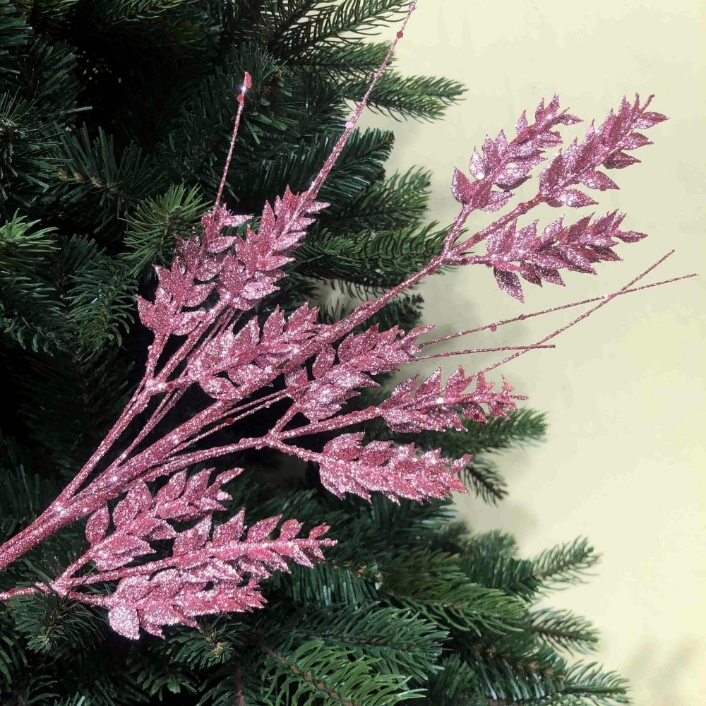 Рождественская елка выбирает розовый цвет